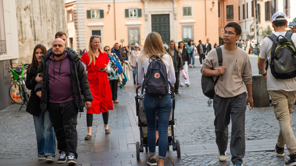 Cala reddito famiglie in quarto trimestre, prima volta da 2020