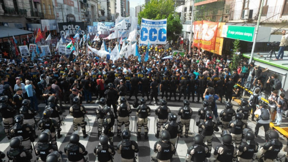 La polic&iacute;a reprime las protestas de organizaciones sociales contra el ajuste de Milei en Argentina