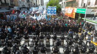 La polic&iacute;a reprime las protestas de organizaciones sociales contra el ajuste de Milei en Argentina