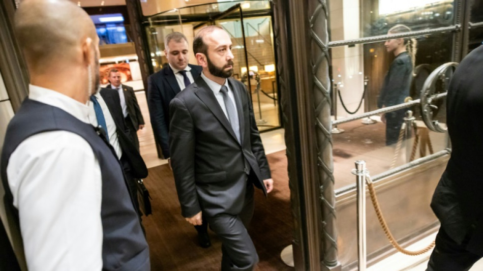 Los ministros de Exteriores de Armenia y Azerbaiy&aacute;n abordan un tratado de paz