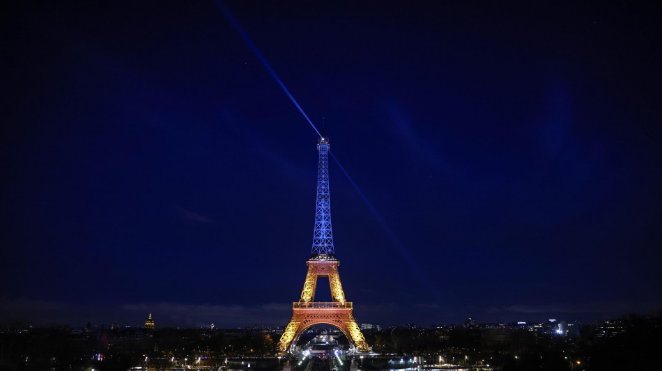 La Tour Eiffel si illuminer&agrave; questa sera con i colori dell'Ucraina
