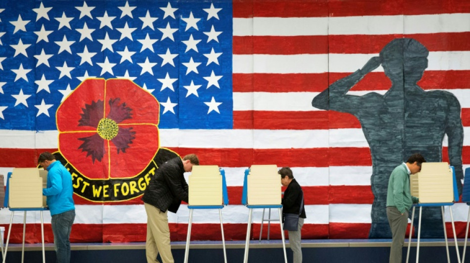 Entre d&eacute;fiance et gravit&eacute;, les Am&eacute;ricains se rendent aux urnes