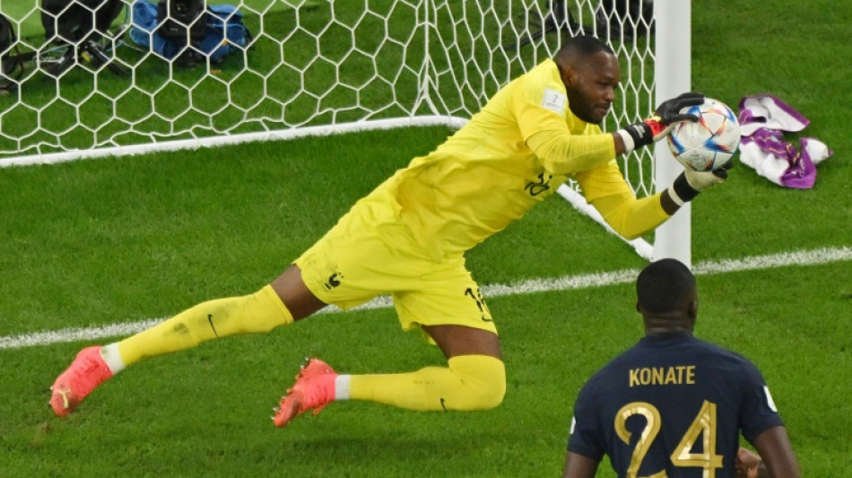 Bleus: cinq jours apr&egrave;s Lloris, Mandanda annonce sa retraite internationale