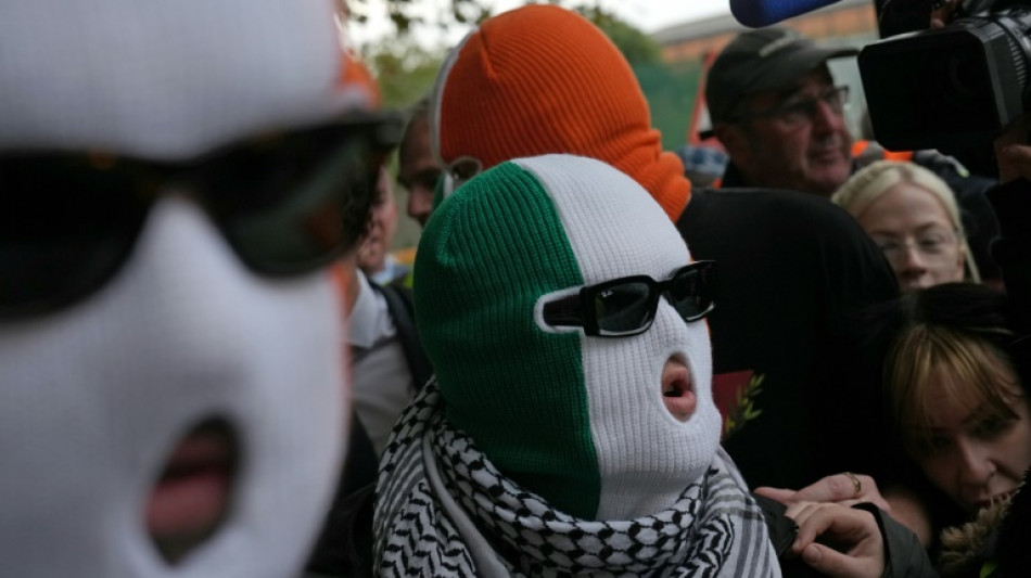 Un tribunal brit&aacute;nico anula el cargo por terrorismo contra el cantante de Kneecap