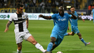 L&iacute;der Napoli leva susto mas mant&eacute;m um ponto de vantagem sobre Inter