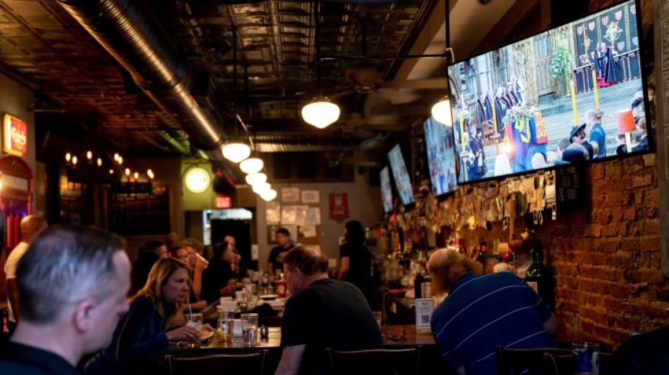 Antes del amanecer, un pub brit&aacute;nico en Washington honra a la reina