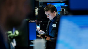 Wall Street tr&eacute;buche avant l'emploi am&eacute;ricain, les taux obligataires montent