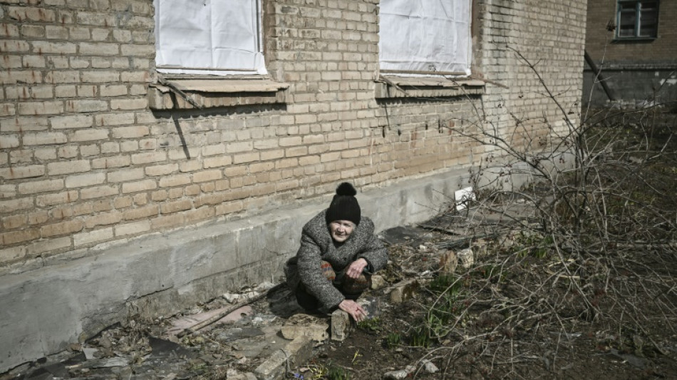 Ukraine: pr&egrave;s du front, Galyna, son jardin et sa pelle trop grande