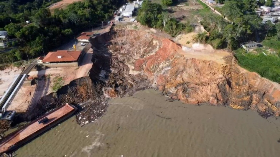 Socorristas buscam crian&ccedil;a desaparecida ap&oacute;s deslizamento no Norte