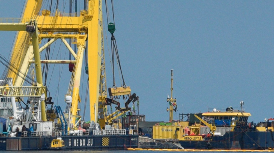 Renflouage en Italie du super voilier Bayesian