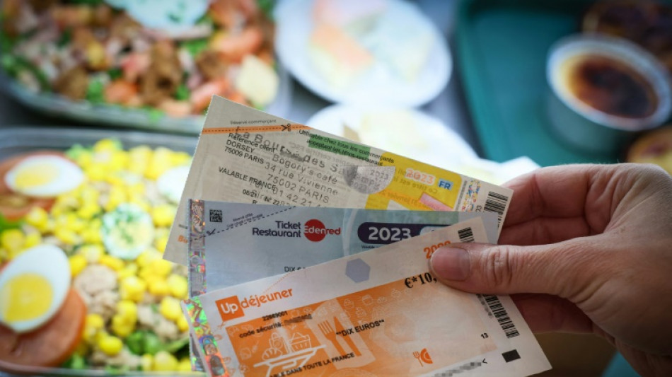 Tickets-restaurant pour les courses alimentaires: le dispositif prolong&eacute; pour deux ans, en attendant une r&eacute;forme