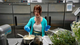 Los apa&ntilde;os de una pastelera para sustituir los huevos a precio de oro en EEUU