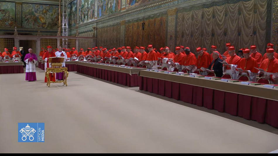 Chiusa la porta della Cappella Sistina