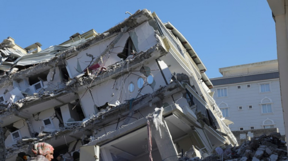 Zw&ouml;lf Festnahmen nach Einsturz tausender Geb&auml;ude in der T&uuml;rkei