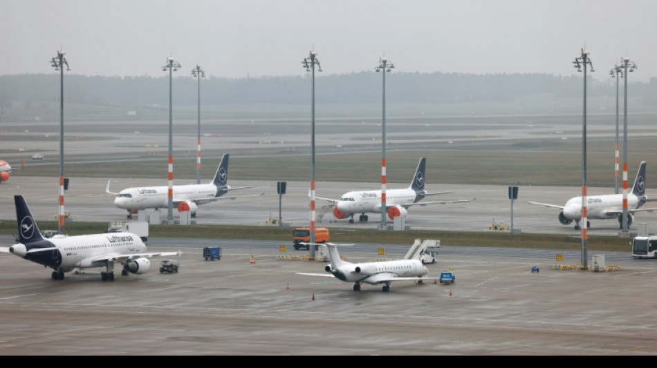 Gericht: Klimaaktivistin muss Polizeieinsatz an Berliner Flughafen teils bezahlen