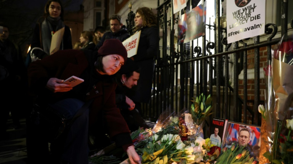 Russos no ex&iacute;lio homenageiam Navalny e culpam Putin por seu 'assassinato'