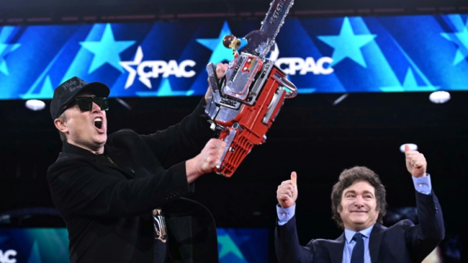 Milei se reuni&oacute; con la directora del FMI y regal&oacute; una motosierra a Musk