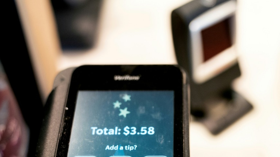 En EEUU, la arraigada costumbre de dar propina est&aacute; en tela de juicio