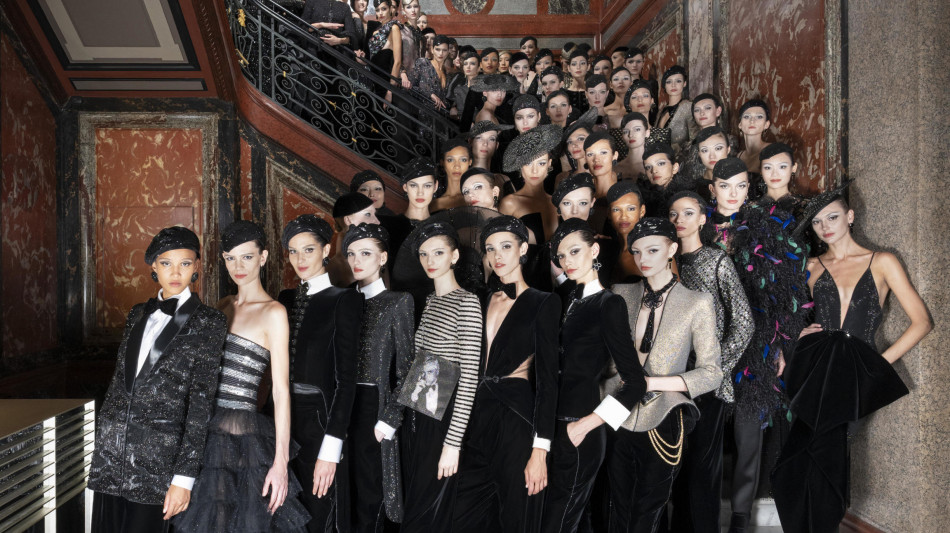 Grafismi di nero, sfila Armani Priv&egrave;, ma Re Giorgio non c'&egrave;