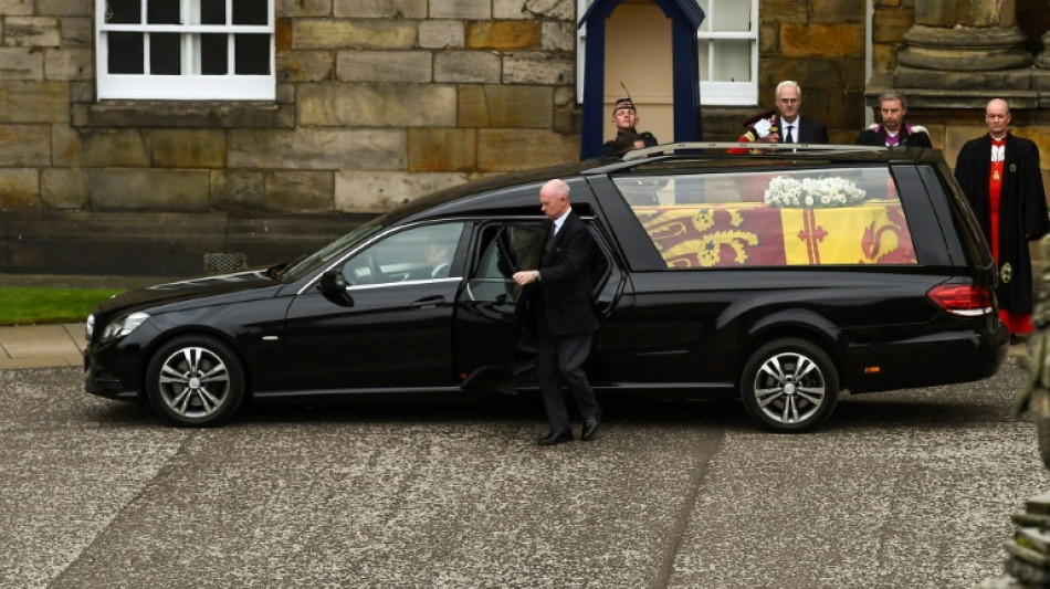 Silence &eacute;mu et applaudissements aux passage du cercueil de la reine