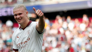 City vence West Ham (3-1) e se mant&eacute;m na lideran&ccedil;a; Brighton agrava crise do United