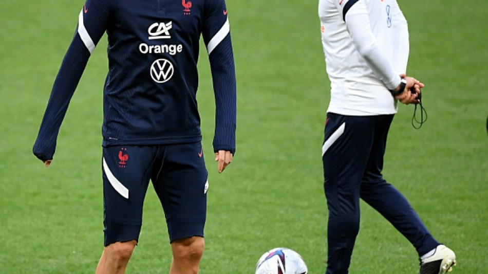 Foot: "Benzema n'aurait pas &eacute;t&eacute; pr&ecirc;t" pour la suite du Mondial, affirme Deschamps, le joueur conteste avec ironie 