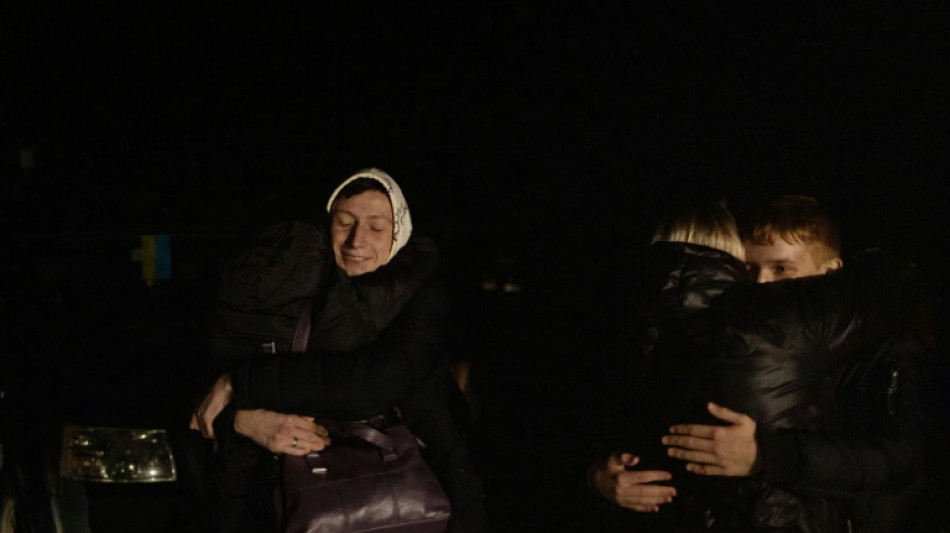 Ni&ntilde;os ucranianos repatriados desde Rusia son recibidos con largos abrazos
