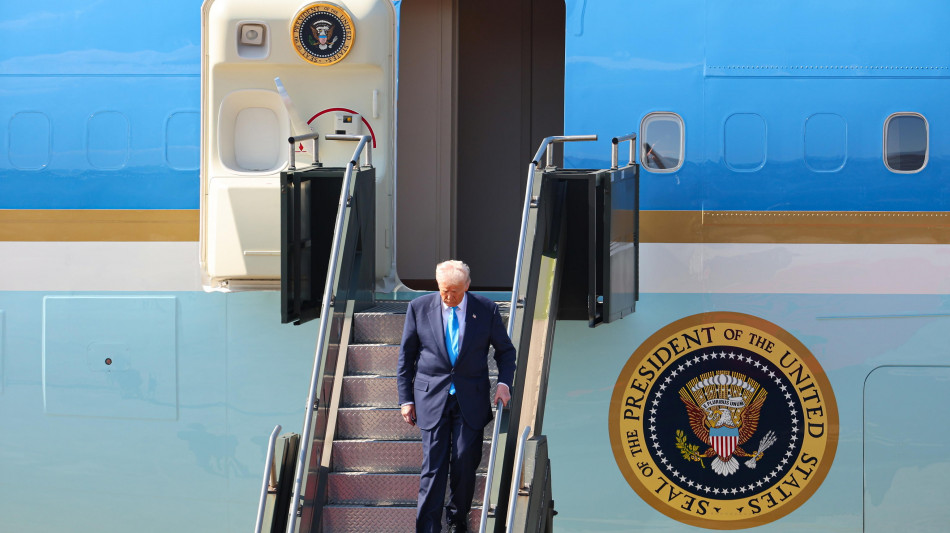 'L'Air Force One con Trump diretto a Davos torna indietro, problema elettrico'