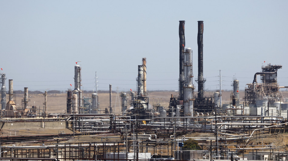 Il prezzo del petrolio &egrave; stabile, Wti a 63,58 dollari