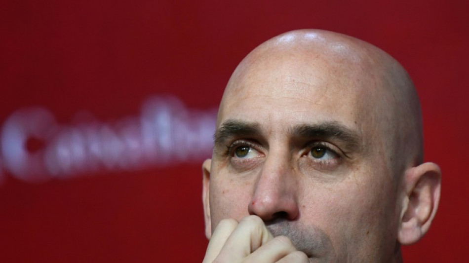 Foot: le pr&eacute;sident de la F&eacute;d&eacute;ration espagnole s'excuse d'avoir embrass&eacute; sur la bouche Jenni Hermoso