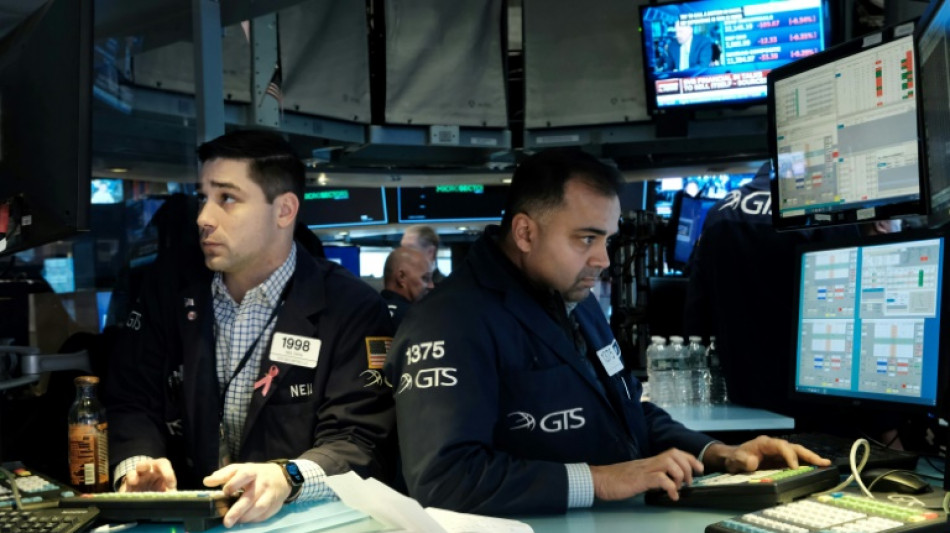 Wall Street termine en baisse, le secteur bancaire fait fr&eacute;mir