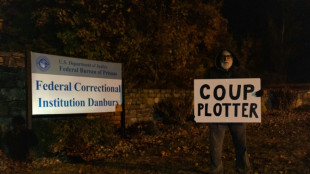 Steve Bannon, ex-conselheiro de Trump, sai da pris&atilde;o