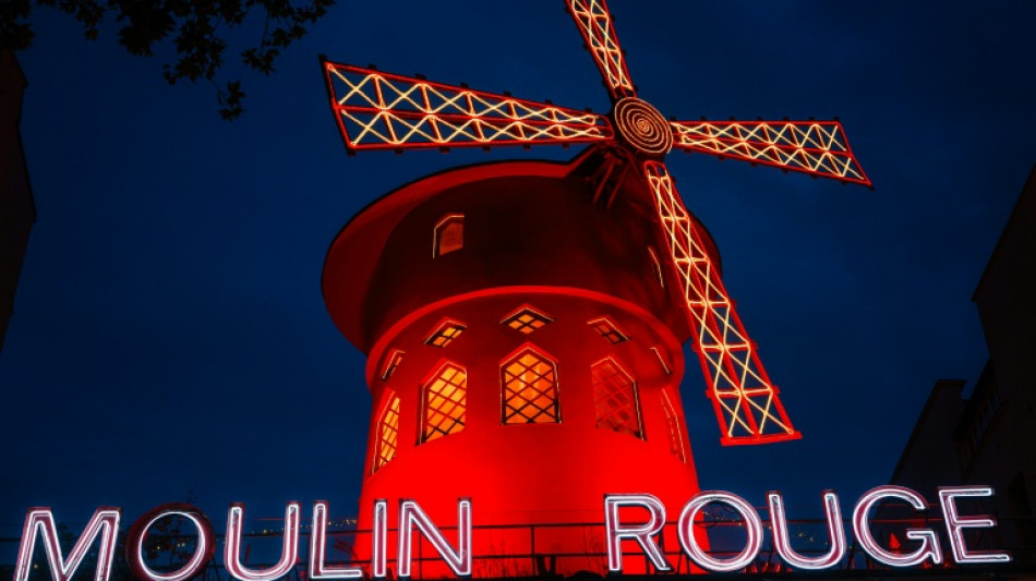 Se desploman las aspas del cabar&eacute; Moulin Rouge de Par&iacute;s