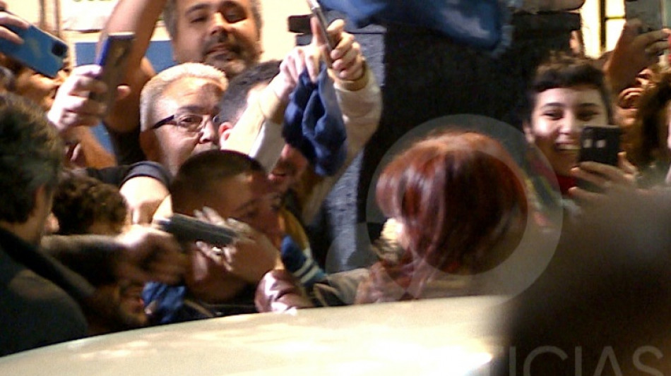 Atentan con un arma contra Kirchner, acusada de corrupci&oacute;n en Argentina