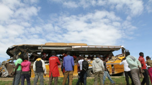 Una treintena de muertos al caer un autob&uacute;s de un puente en Kenia
