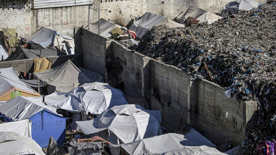 Hamas, almeno 5 morti in raid israeliano su tenda a Gaza