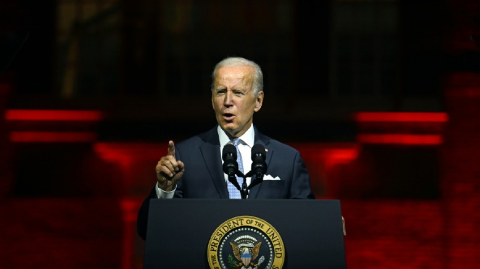 Biden, avec une virulence rare, d&eacute;nonce l'"extr&eacute;misme" de Trump et de ses partisans