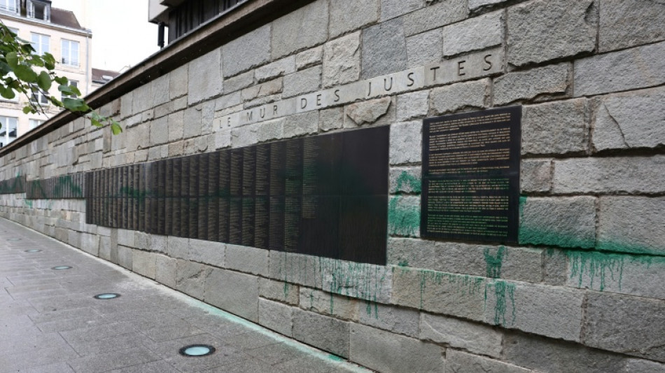 Jets de peinture verte sur deux synagogues et le M&eacute;morial de la Shoah &agrave; Paris, selon la police