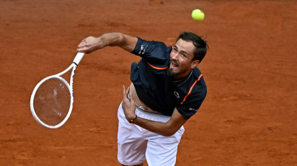 Tennis: Medvedev et Tsitsipas continuent &agrave; Madrid, la surprise Andreeva rejoint Sabalenka