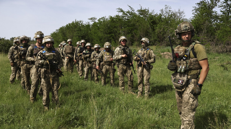 Kiev, 'missile russo uccide 12 soldati in addestramento'