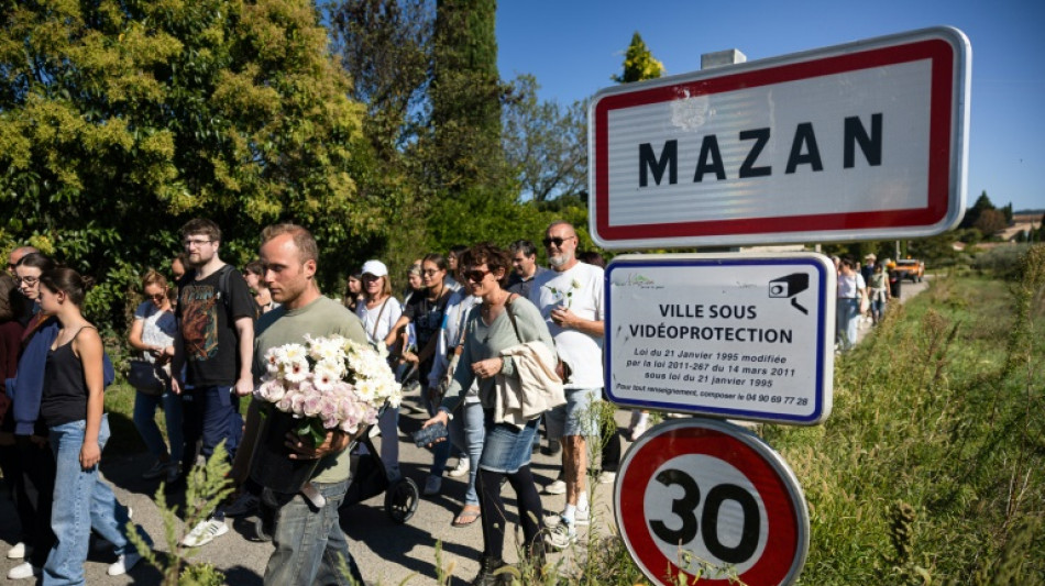 A Mazan, des roses et beaucoup d'&eacute;motion en soutien &agrave; Gis&egrave;le Pelicot
