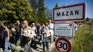 A Mazan, des roses et beaucoup d'&eacute;motion en soutien &agrave; Gis&egrave;le Pelicot