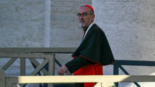 Holofotes apontados para os cardeais antes do conclave