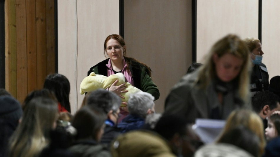 Pour les r&eacute;fugi&eacute;s, des papiers &agrave; Paris mais des r&ecirc;ves d'Ukraine