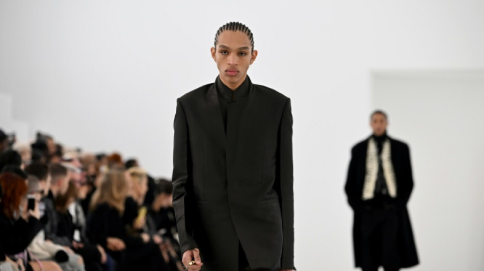 El traje bien cortado domina en las pasarelas de la moda masculina, pero con un gui&ntilde;o