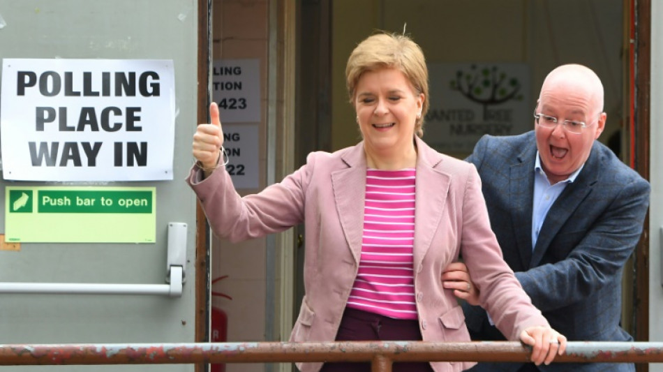 Revers &eacute;lectoral pour Boris Johnson, affaibli par les scandales