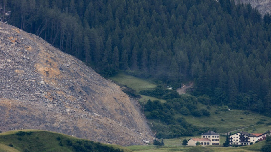 Erwarteter Absturz von Felsen &uuml;ber Schweizer Dorf in der Nacht eingetreten