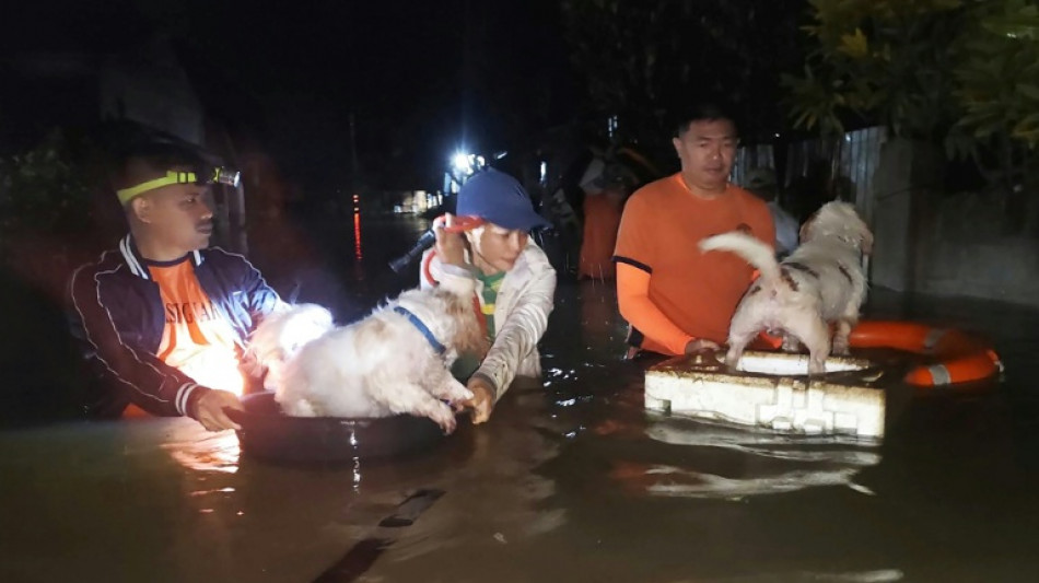 Al menos tres muertos y 400.000 evacuados por una fuerte tormenta tropical en Filipinas