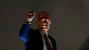 Entra em vigor tarifa de 10% sobre grande parte das importa&ccedil;&otilde;es para os EUA