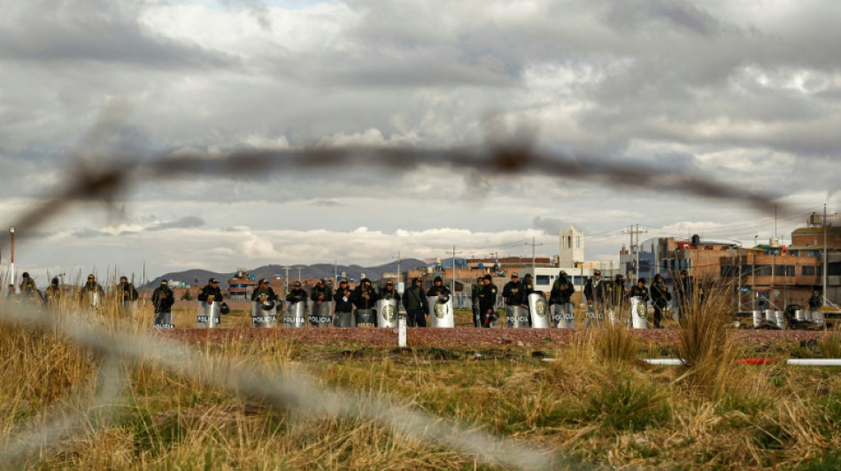 Manifestantes contra gobierno en Per&uacute; mantienen bloqueos en rutas